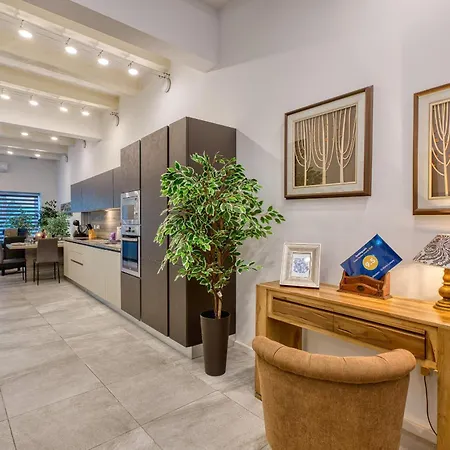 Nyaraló Luxury 2bedroom House With Large Back Yard Rabe1-2 *