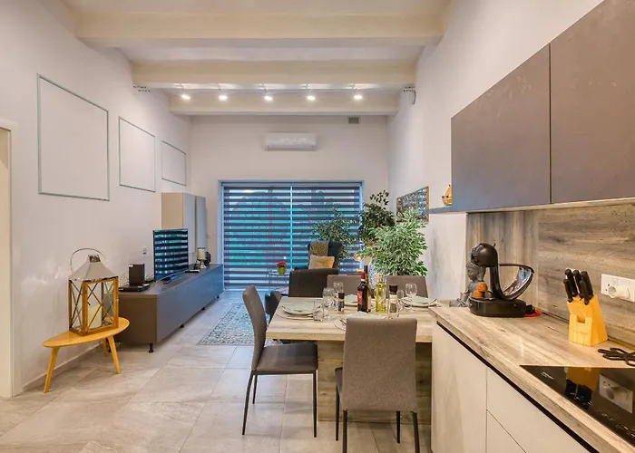 Luxury 2bedroom House With Large Back Yard Rabe1-2 בית נופש *